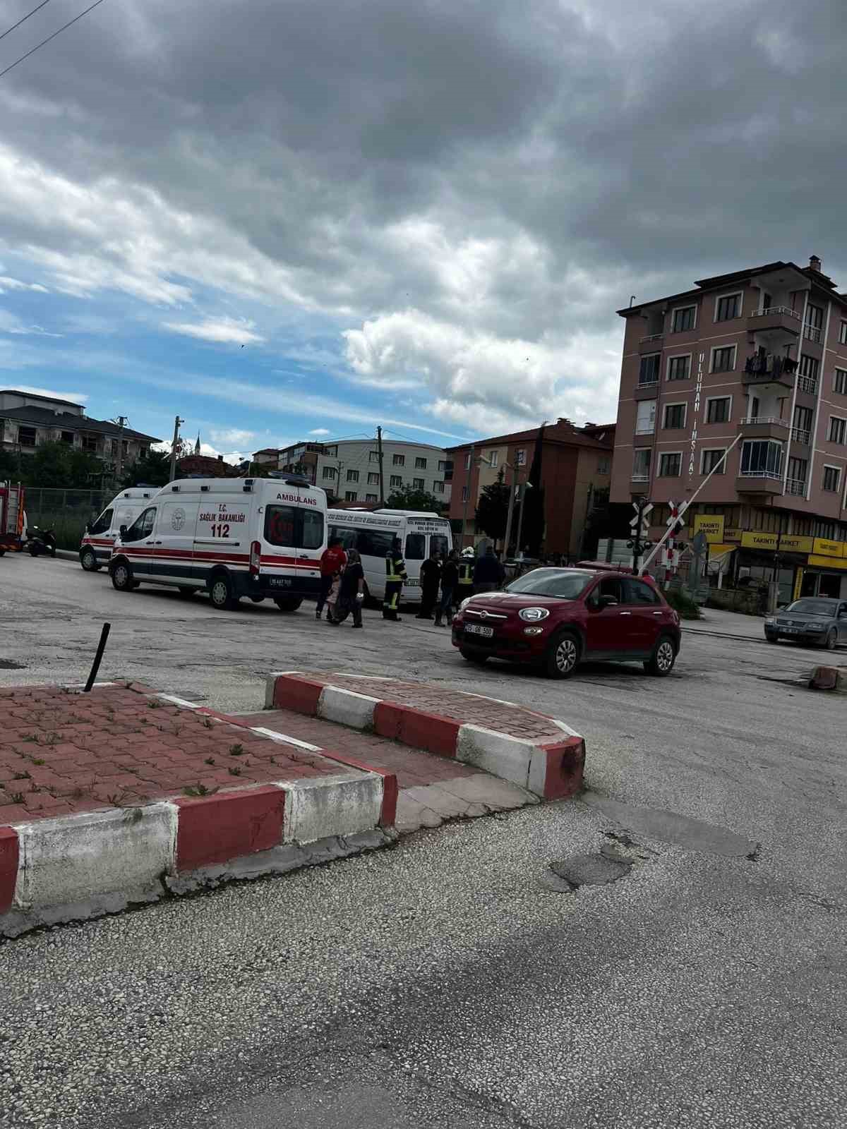 Burdur&rsquo;da okul servisi ile otomobil &ccedil;arpıştı: 7 yaralı
