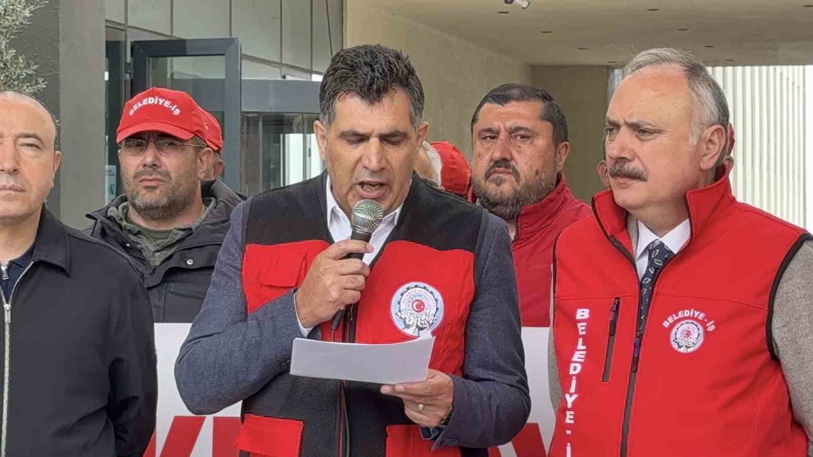 Bakırk&ouml;y Belediyesi &ouml;n&uuml;nde "işten &ccedil;ıkarma" tepkisi
