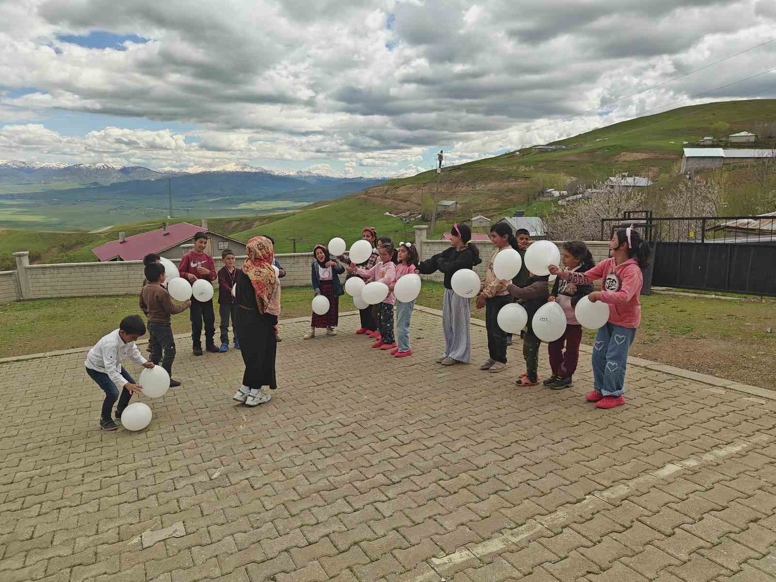 Muş&rsquo;un uzak k&ouml;ylerinde &ccedil;ocukların bayram sevinci
