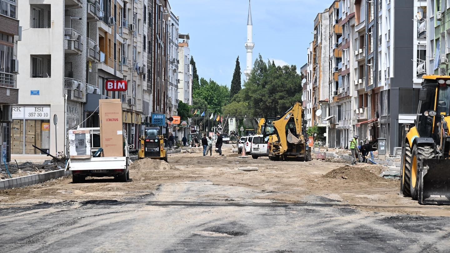 Yağmura rağmen gece g&uuml;nd&uuml;z &ccedil;alışıyorlar
