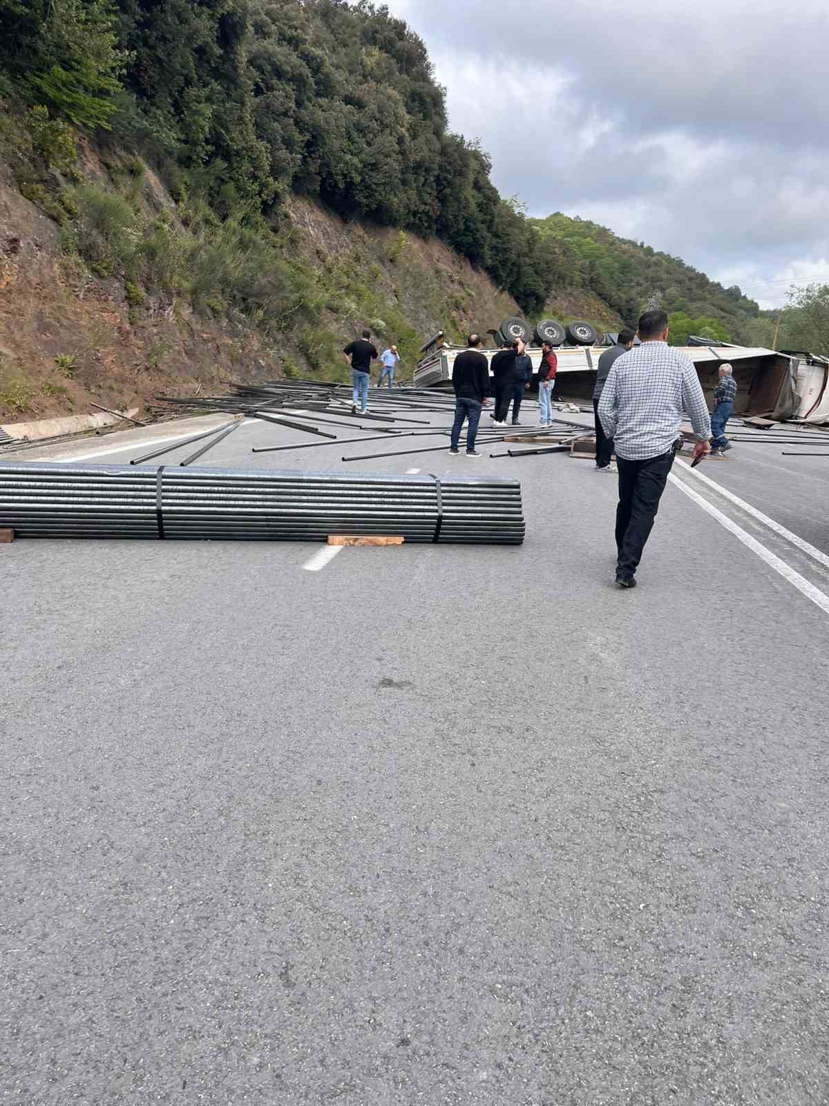 Çubuk demir yüklü tır devrildi, OSB yolu trafiğe kapandı