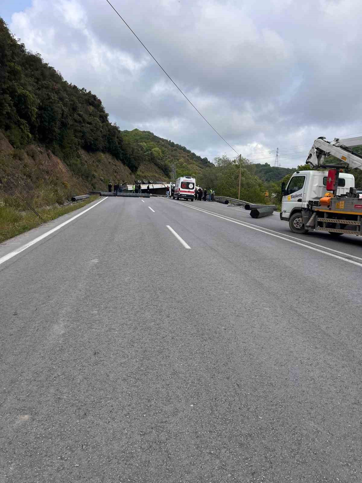 &Ccedil;ubuk demir y&uuml;kl&uuml; tır devrildi, OSB yolu trafiğe kapandı
