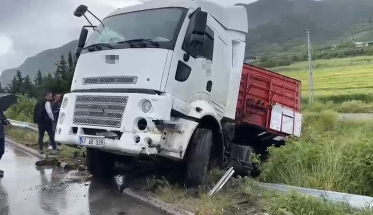 Osmaniye’de bariyerlere çarpan tır yoldan çıktı