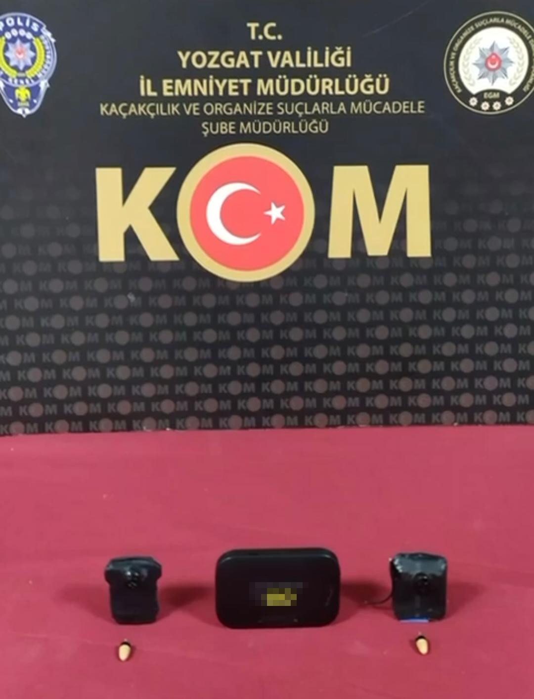 Özel düzenekle ehliyet sınavıra girmeye hazırlanan 2 kişi yakalandı