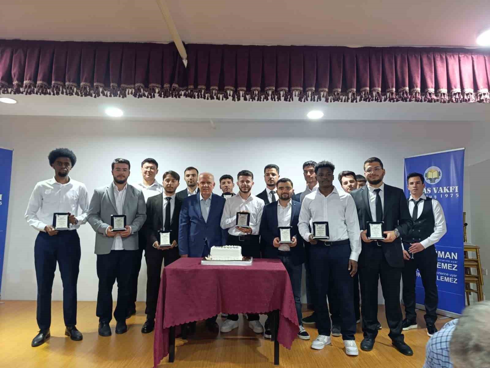 İhlas Vakfı Sıla Öğrenci Yurdu’nda öğrencilerin mezuniyet heyecanı