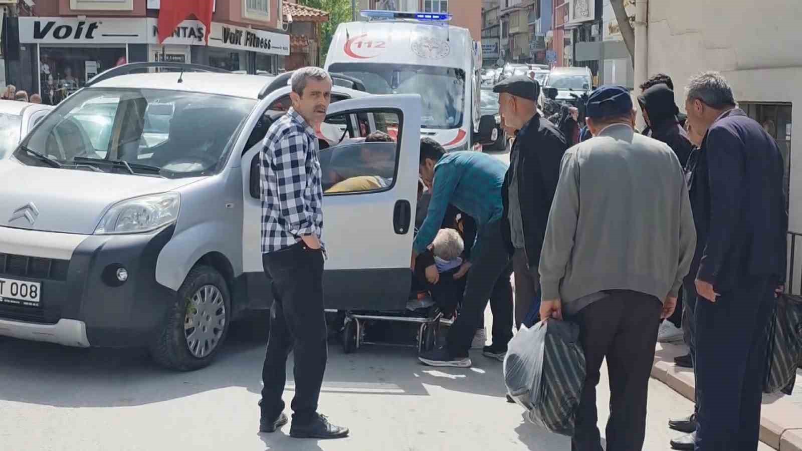 K&uuml;tahya&rsquo;da direksiyon başında rahatsızlanan s&uuml;r&uuml;c&uuml; kaza yaptı
