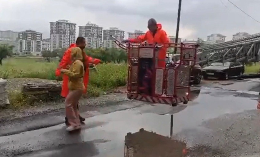Kahramanmaraş&rsquo;ta ev yangını: Mahsur kalan 3 kişiyi itfaiye kurtardı
