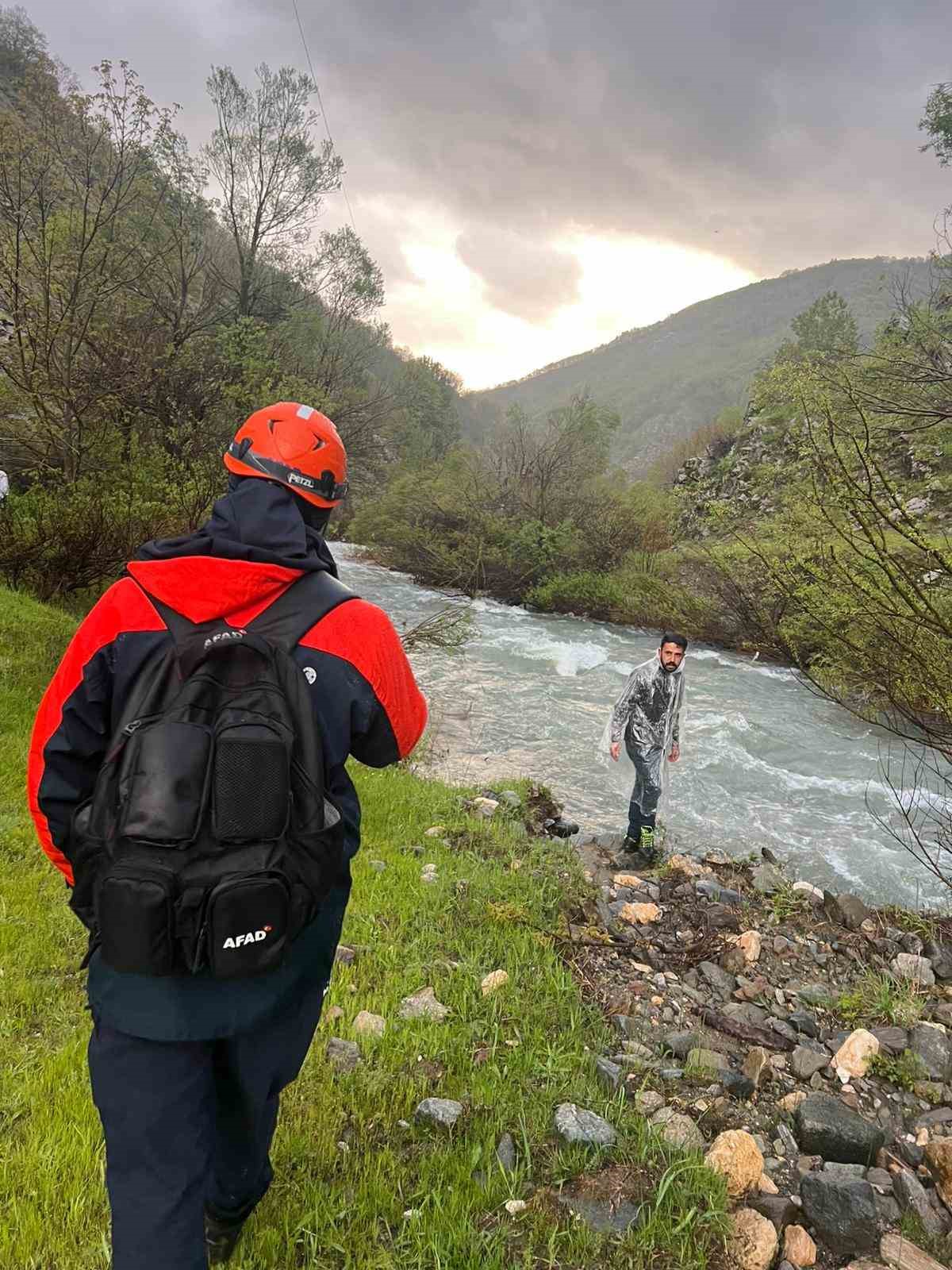 Köprüden düşen kadın akıntıya kapıldı