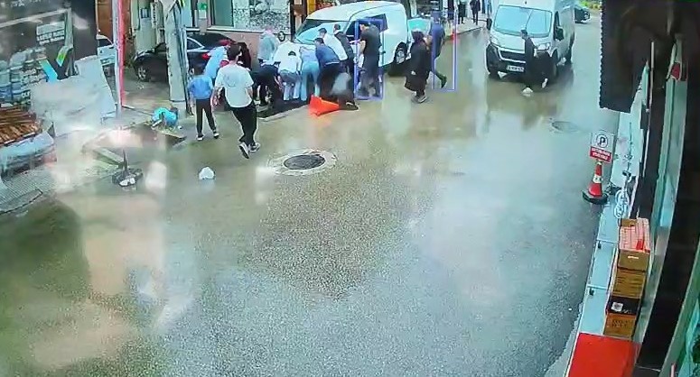 Kamyonetin altında kaldılar, yürüyerek taburcu oldular