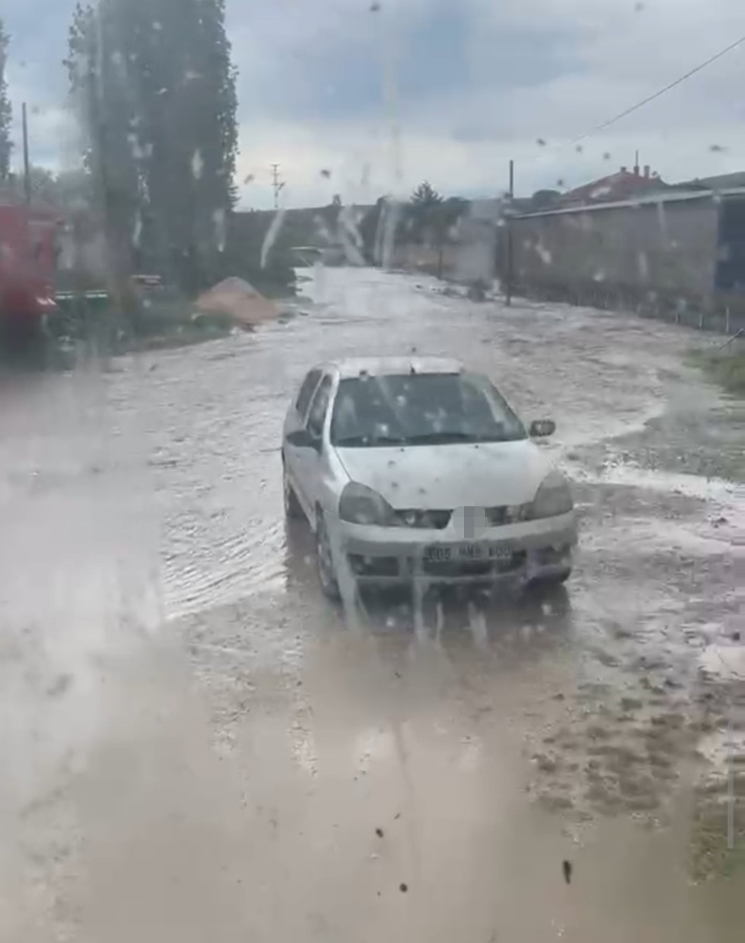 Kırşehir&rsquo;de sağanak sele d&ouml;n&uuml;şt&uuml;: Arı kovanları zarar g&ouml;rd&uuml;
