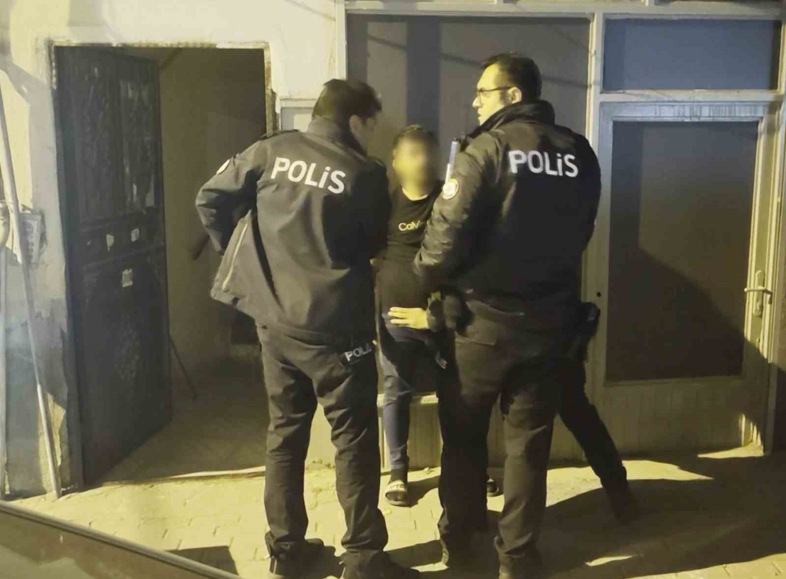 Ayrıldığı erkek arkadaşı evi bastı, kadın alt katın balkonuna atladı
