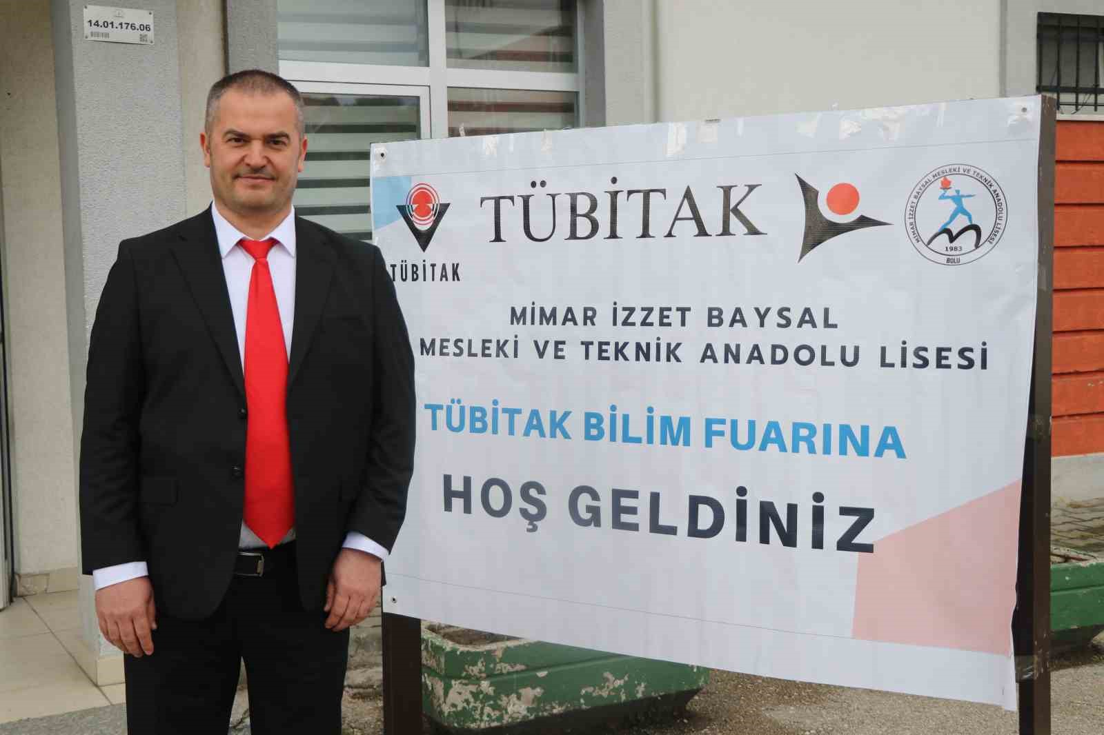 Geleceğin bilim insanları projelerini kendi okulunda sergiledi
