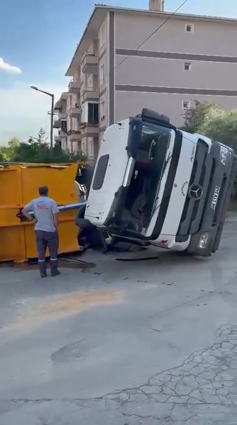 Edirne&rsquo;de y&uuml;kl&uuml; hafriyat kamyonu damperini kaldırınca devrildi
