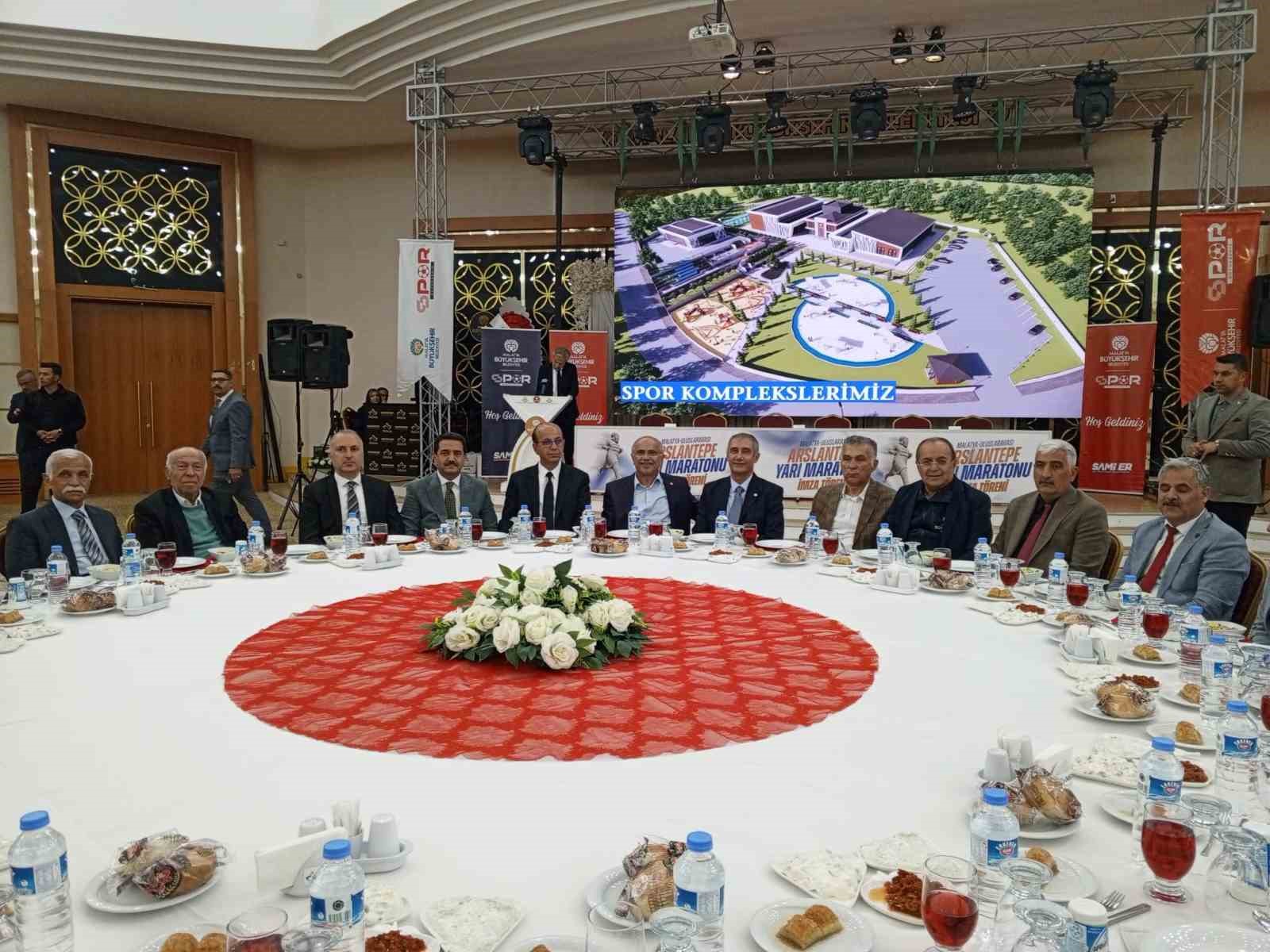 Malatya&rsquo;da spor emek&ccedil;ileri onurlandırıldı, Arslantepe Yarı Maratonu&rsquo;nun imzaları atıldı
