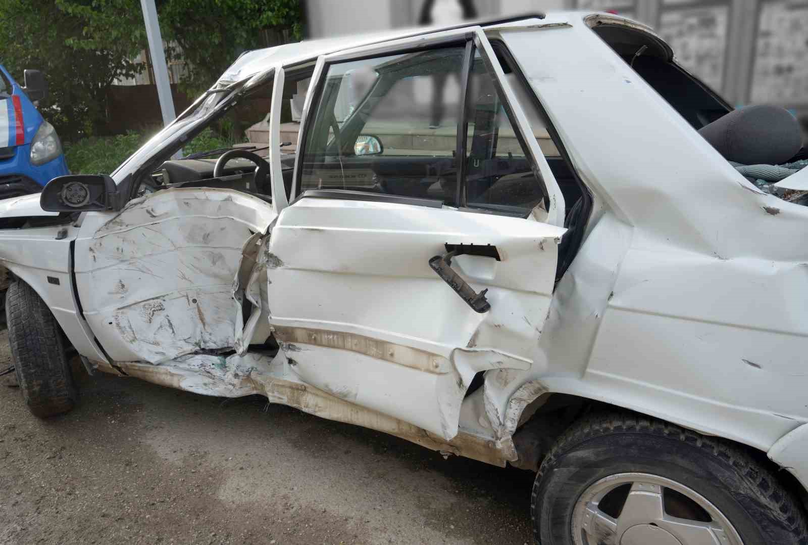 Otomobil park halindeki tıra çarptı: 2 kişi yaralandı, tır şoförü kalp krizi geçirdi