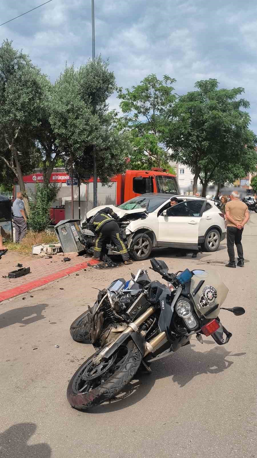 Antalya&rsquo;da 2 polis memurunun yaralandığı kaza anı kameraya yansıdı
