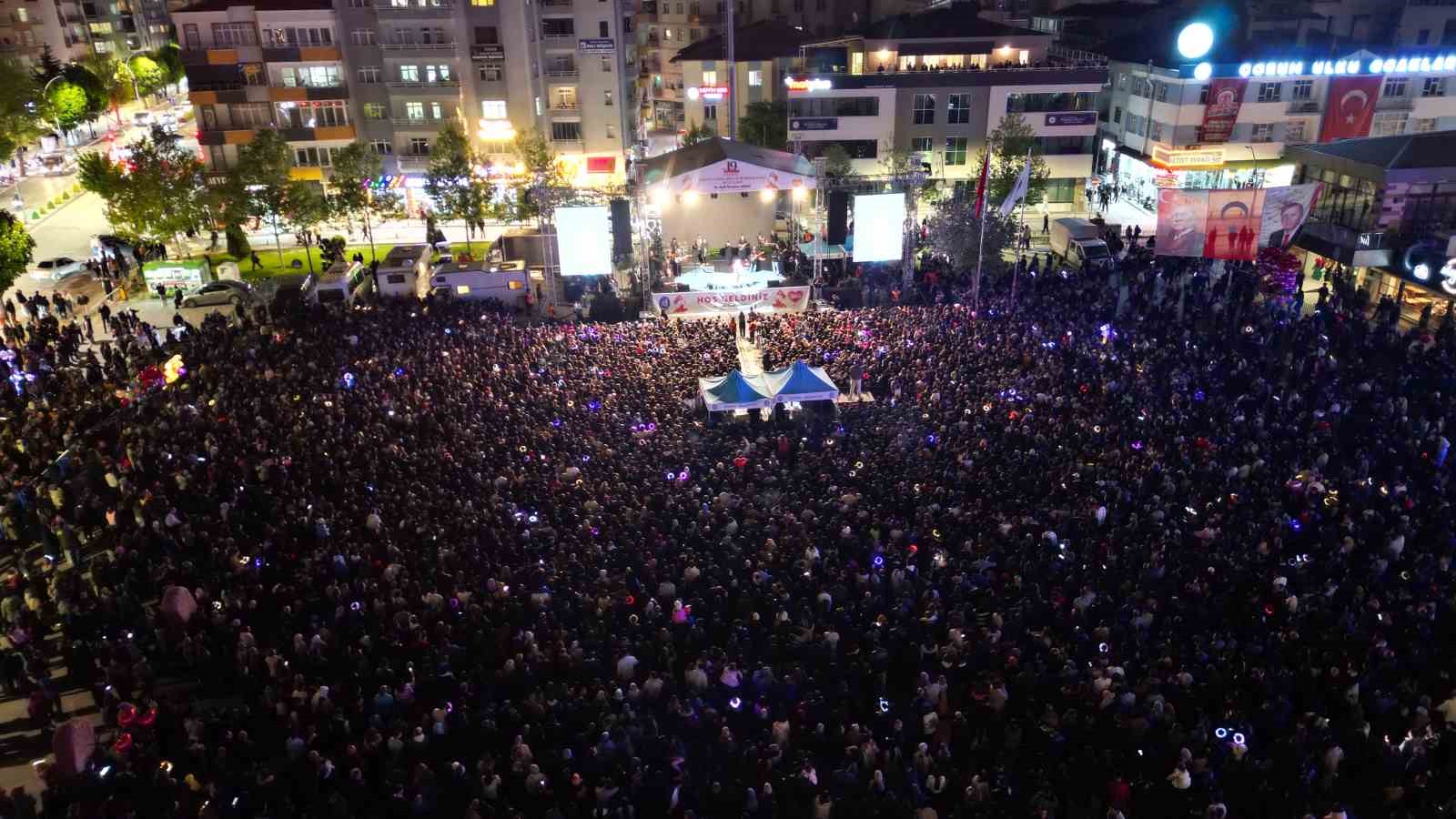 Konser alanında gençlik coşkusu