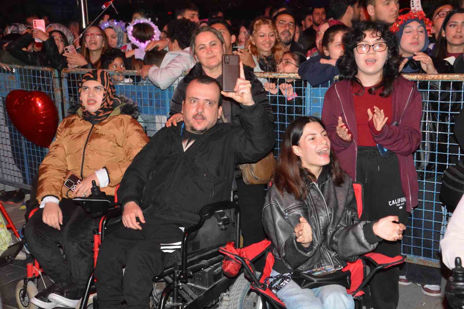 Konser alanında gen&ccedil;lik coşkusu
