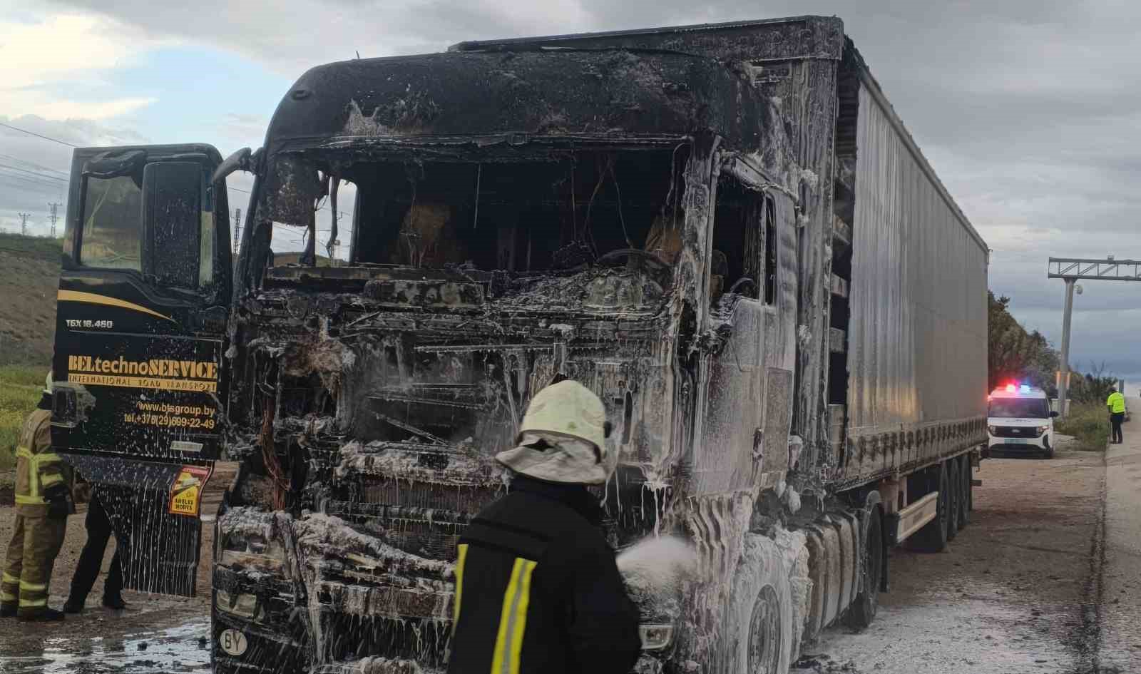 Kereste yüklü tır alev alev yandı