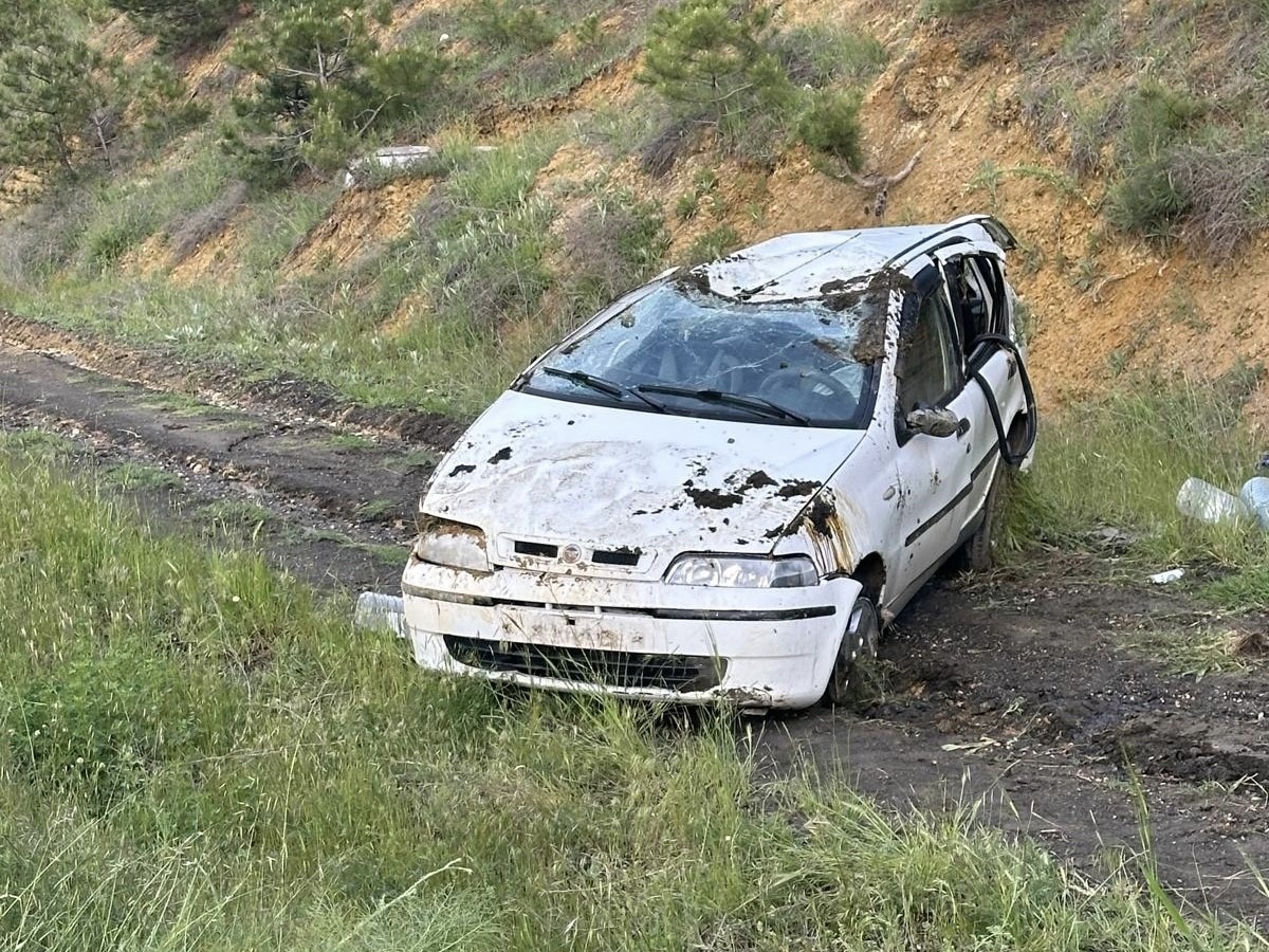 Uşak&rsquo;ta otomobil şarampole devrildi: 3 yaralı
