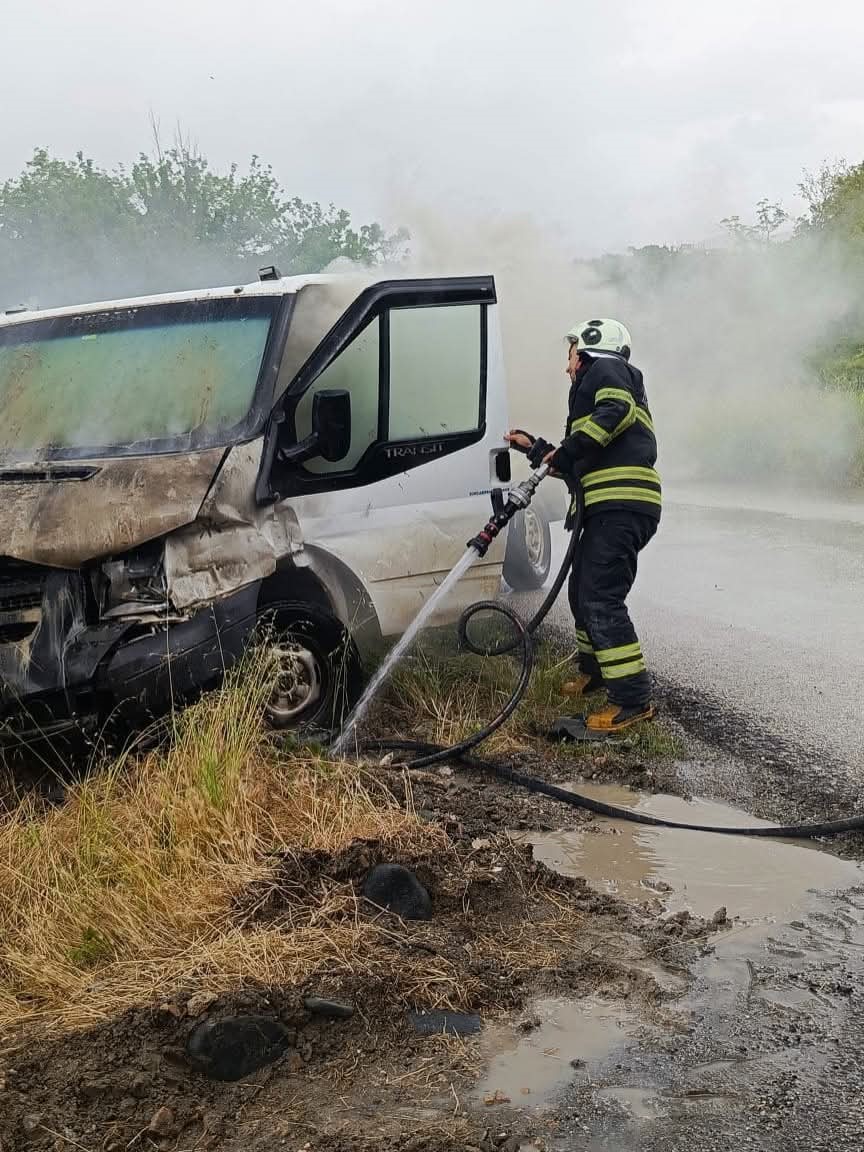 Defne’de pikap alevlere teslim oldu
