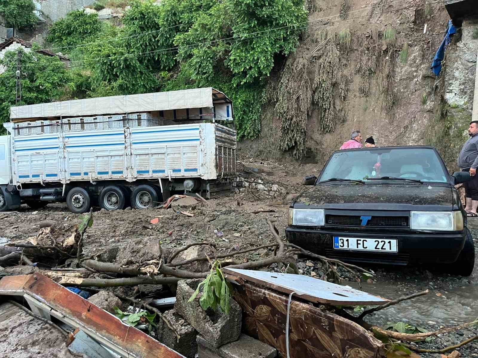 Hatay’da heyelan nedeniyle müstakil ev çöktü: 1 ölü, 2 yaralı
