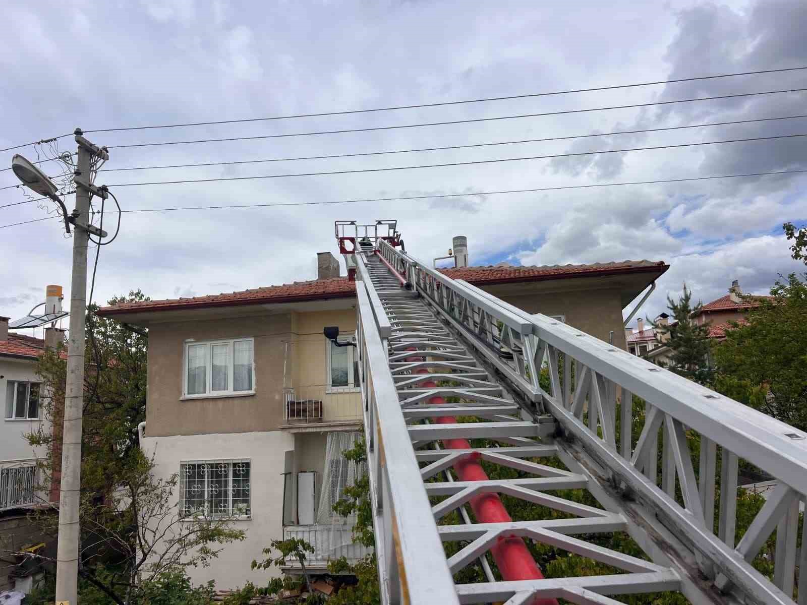 Erzincan&rsquo;da &ccedil;atıda mahsur kalan kedi itfaiye ekiplerince kurtarıldı
