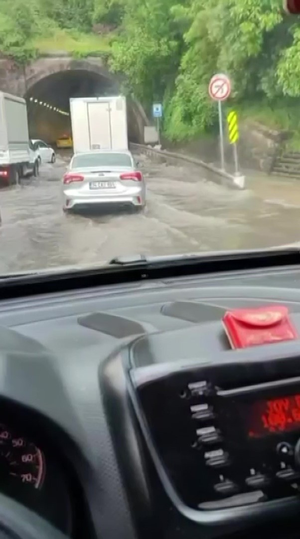 İstanbul güne sağanak yağışla başladı: Maltepe’de Altıntepe Tüneli’ni su bastı
