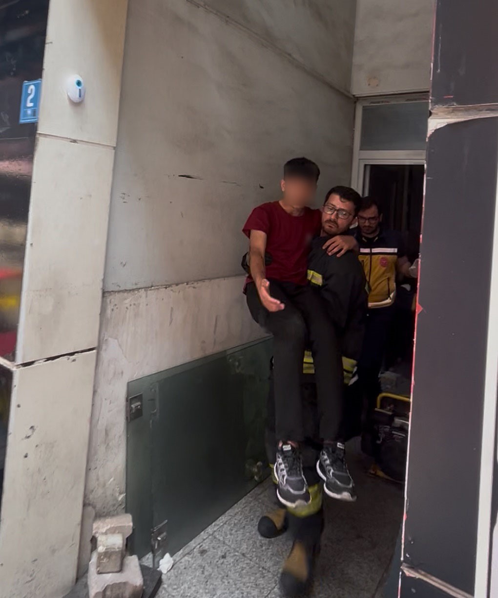 İtfaiye erlerinin en zor anı: Gözyaşları içinde haykıran gencin sıkışan kolunu sağ salim kurtardılar