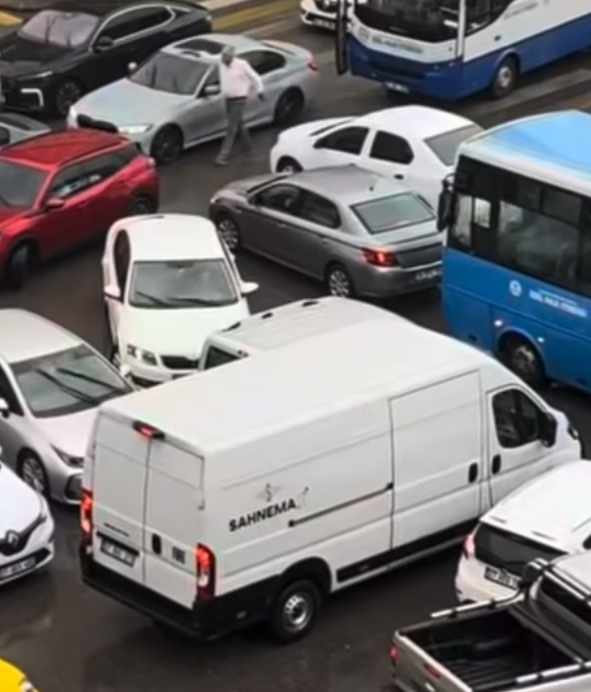 Gaziantep’te kitlenen trafiği otobüs şoförü açtı