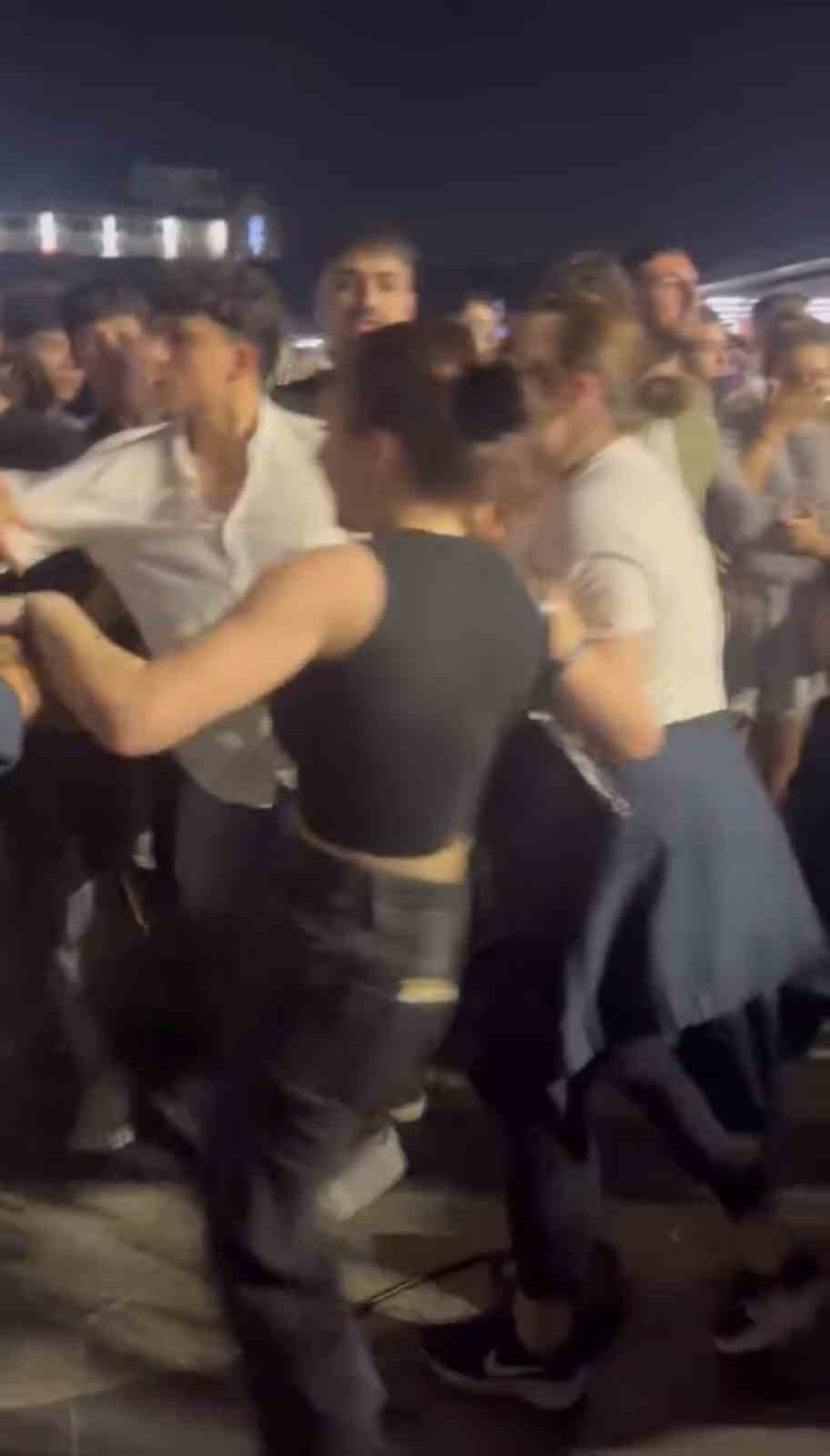 Konserde tekme ve yumruklar havada uçuştu