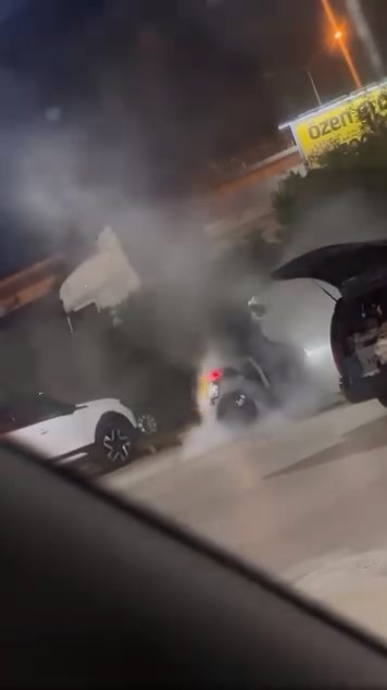 Akaryakıt istasyonu i&ccedil;inde lastik yakan motosiklet b&ouml;yle g&ouml;r&uuml;nt&uuml;lendi
