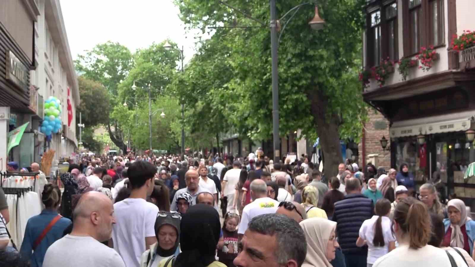Bursa’da bayram yoğunluğu başladı: Kasapta da şekercide de hareketlilik yaşanıyor