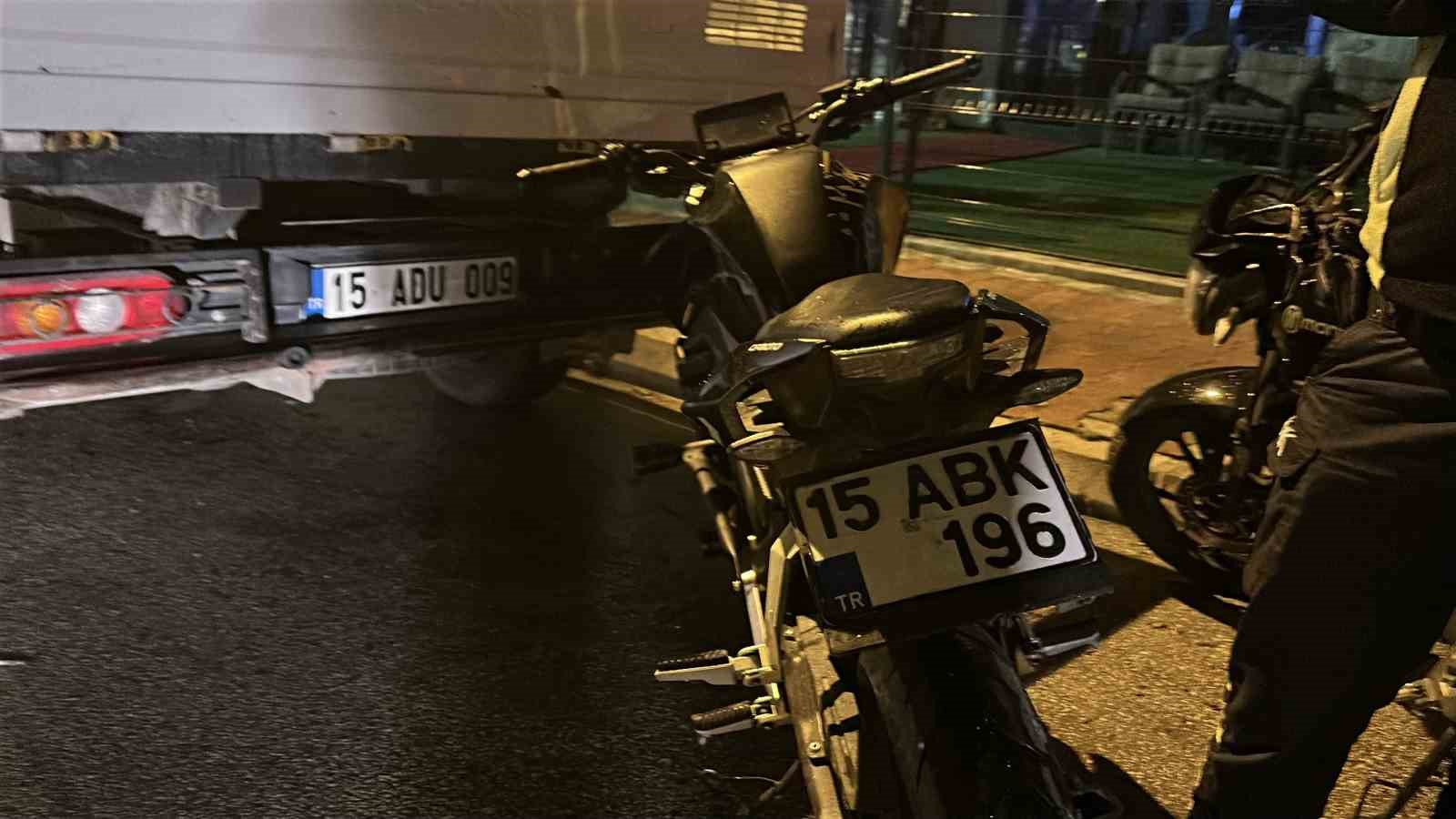 Kontrolden &ccedil;ıkan motosiklet devrildi, s&uuml;r&uuml;c&uuml;s&uuml; yaralandı
