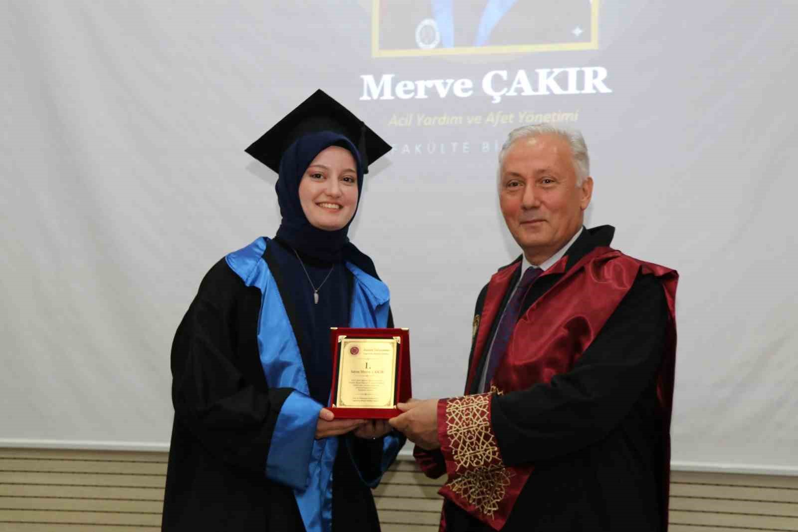 Oltu&rsquo;da &uuml;niversitelilerin mezuniyet coşkusu
