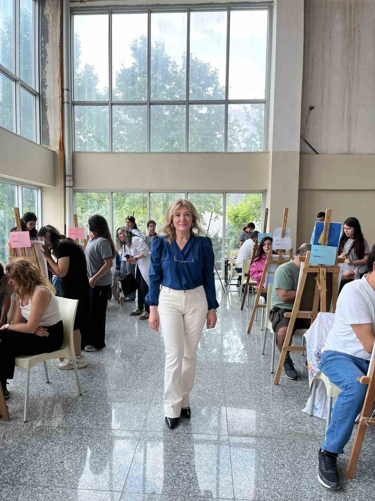 &Ouml;ğrenciler &ouml;ğretmen oldu, veliler yeniden sıralara d&ouml;nd&uuml;
