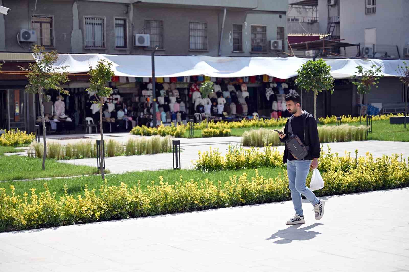 Mersin’de Kırmızı Lacivert Kent Meydanı vatandaşların kullanımına açıldı