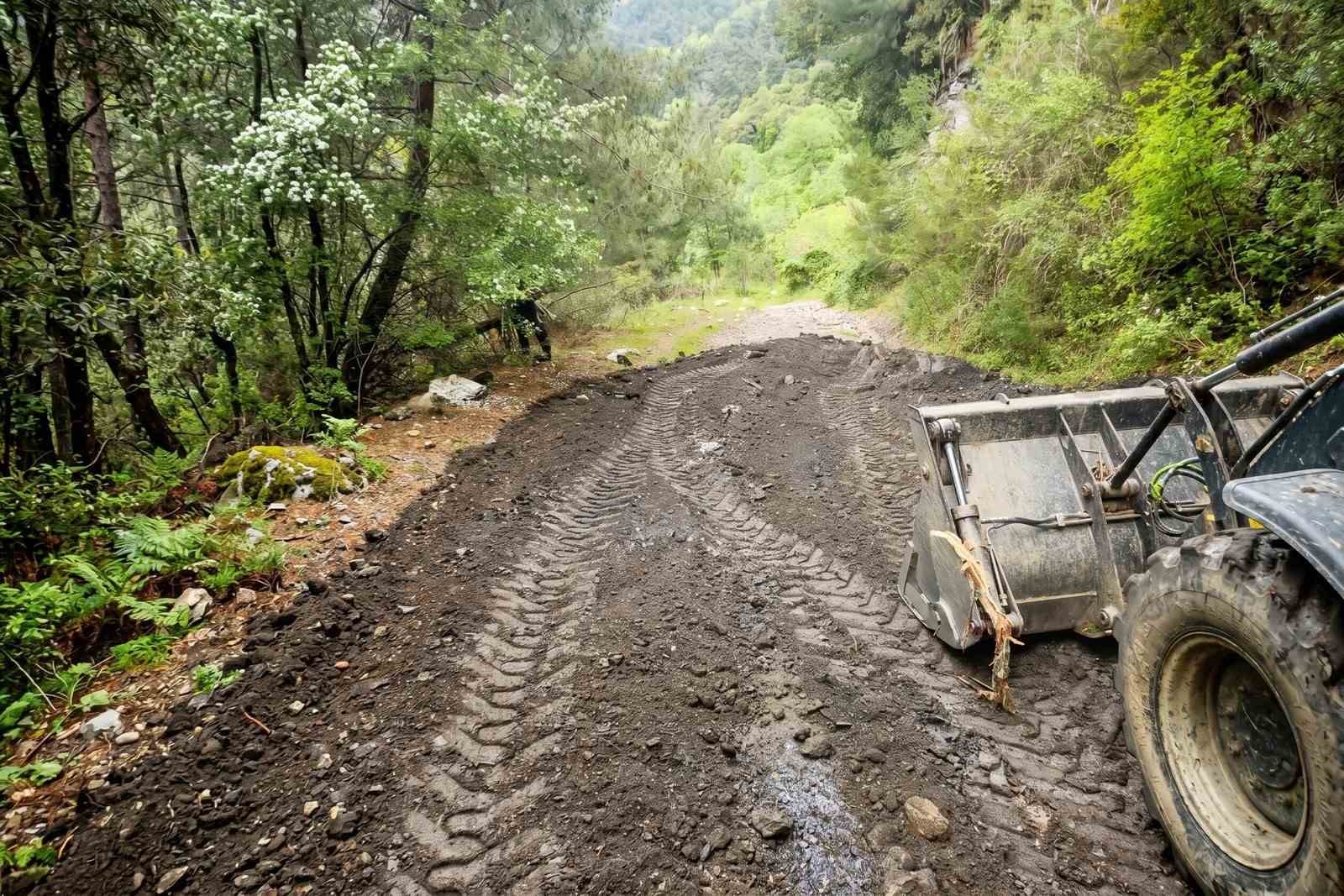 Efeler’de yol bakım ve onarım çalışmaları devam ediyor