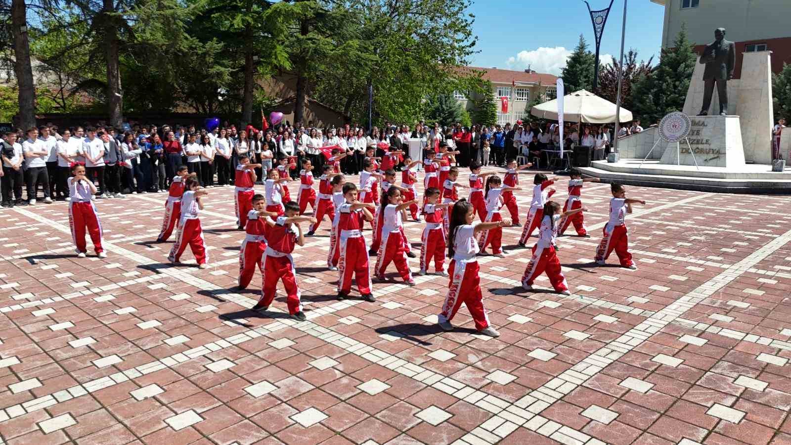 Beylikova’da 19 Mayıs coşkusu meydanlara sığmadı