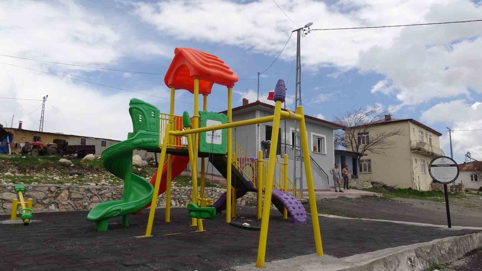 Jandarmadan köy okuluna destek