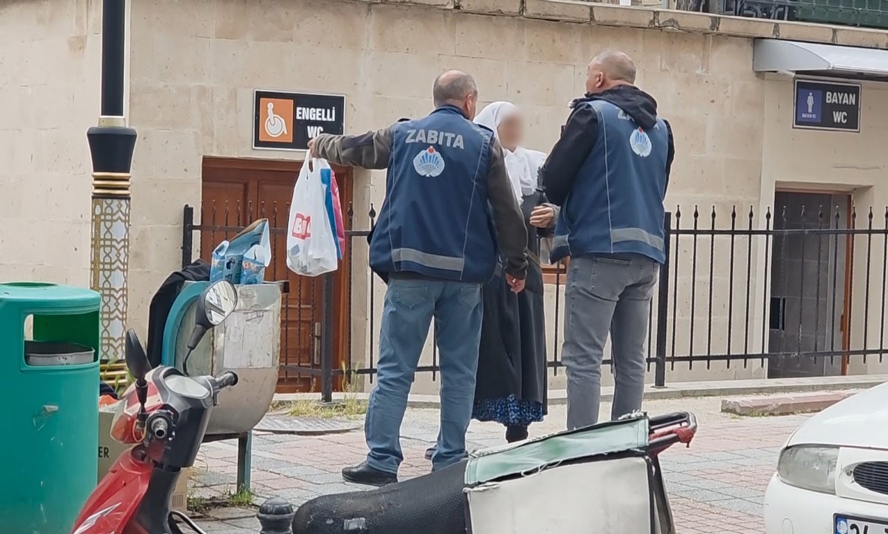 Kütahya’da zabıta ile dilenci arasında gerginlik: Dilenci kadın zabıtayı çileden çıkardı