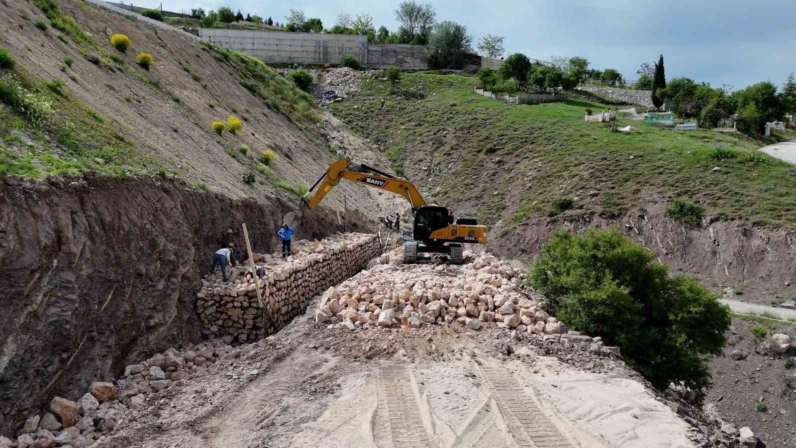 Elazığ&rsquo;da Kurban Bayramı &ouml;ncesinde, mezarlıklarda temizlik &ccedil;alışmaları s&uuml;r&uuml;yor
