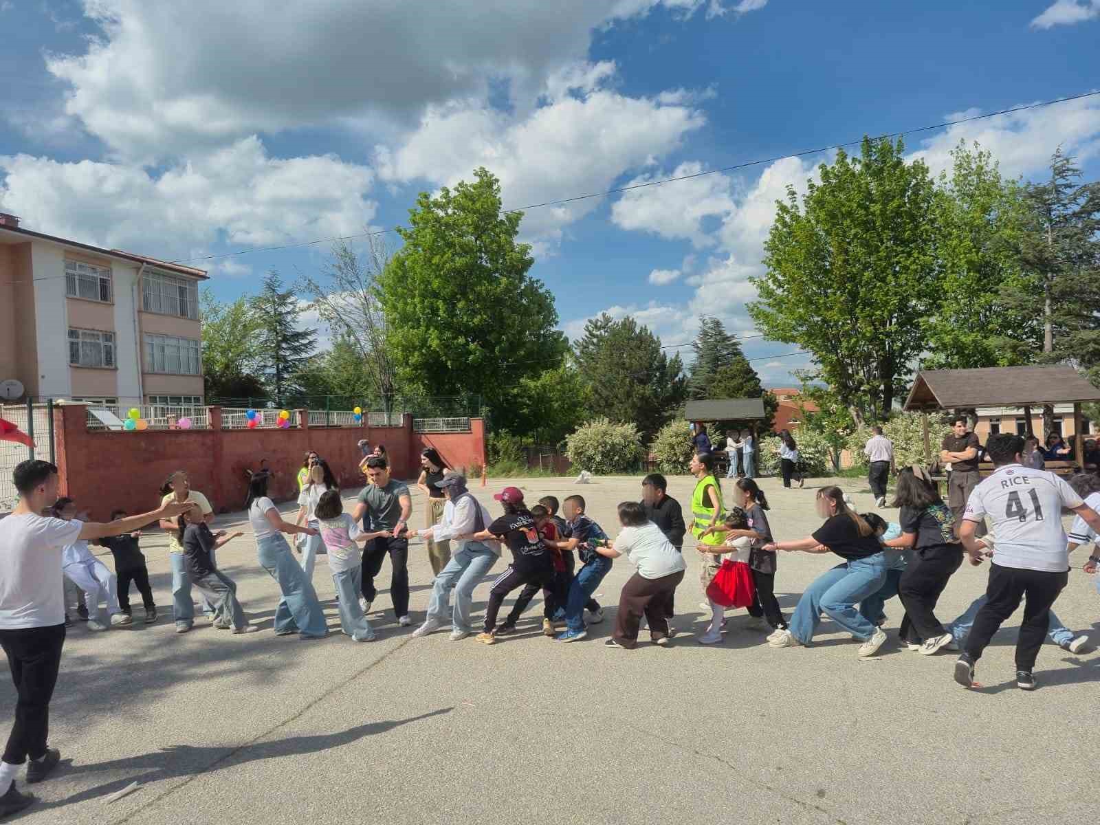 Neşeli Hayatlar Derneği, 19 Mayıs’ta çocukların yüzünü güldürdü