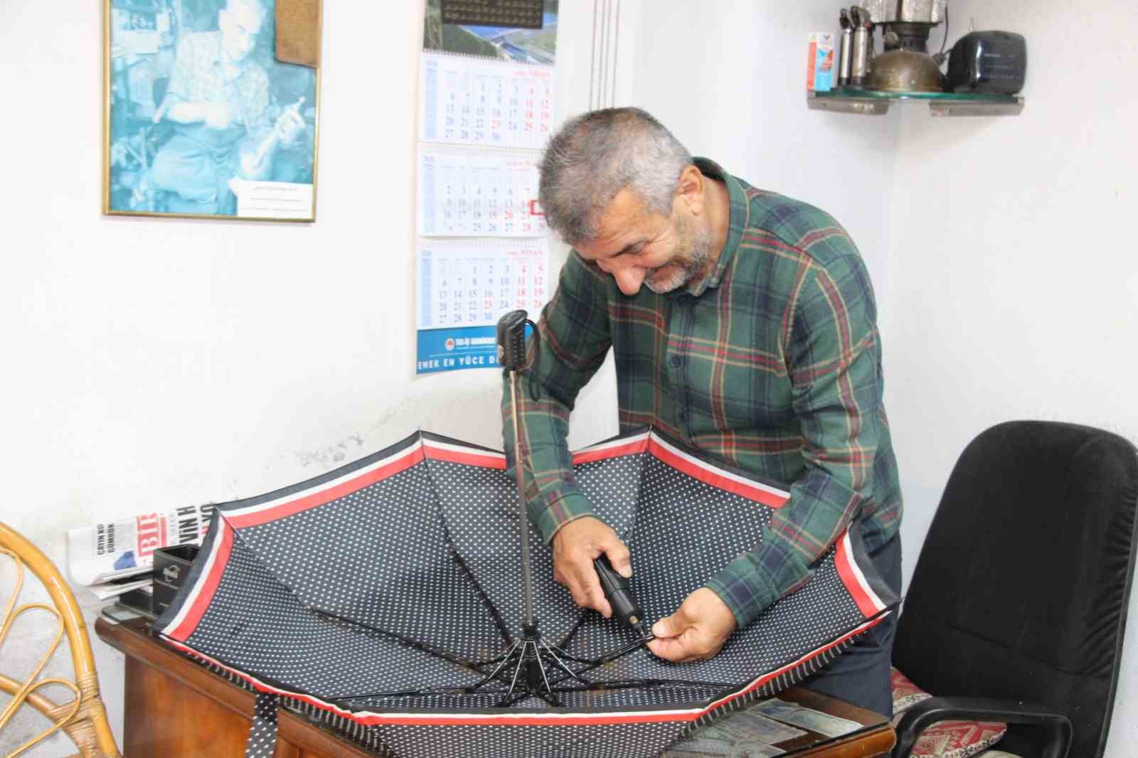 Yağmurun başkentinde 40 yıldır şemsiye tamir ediyor