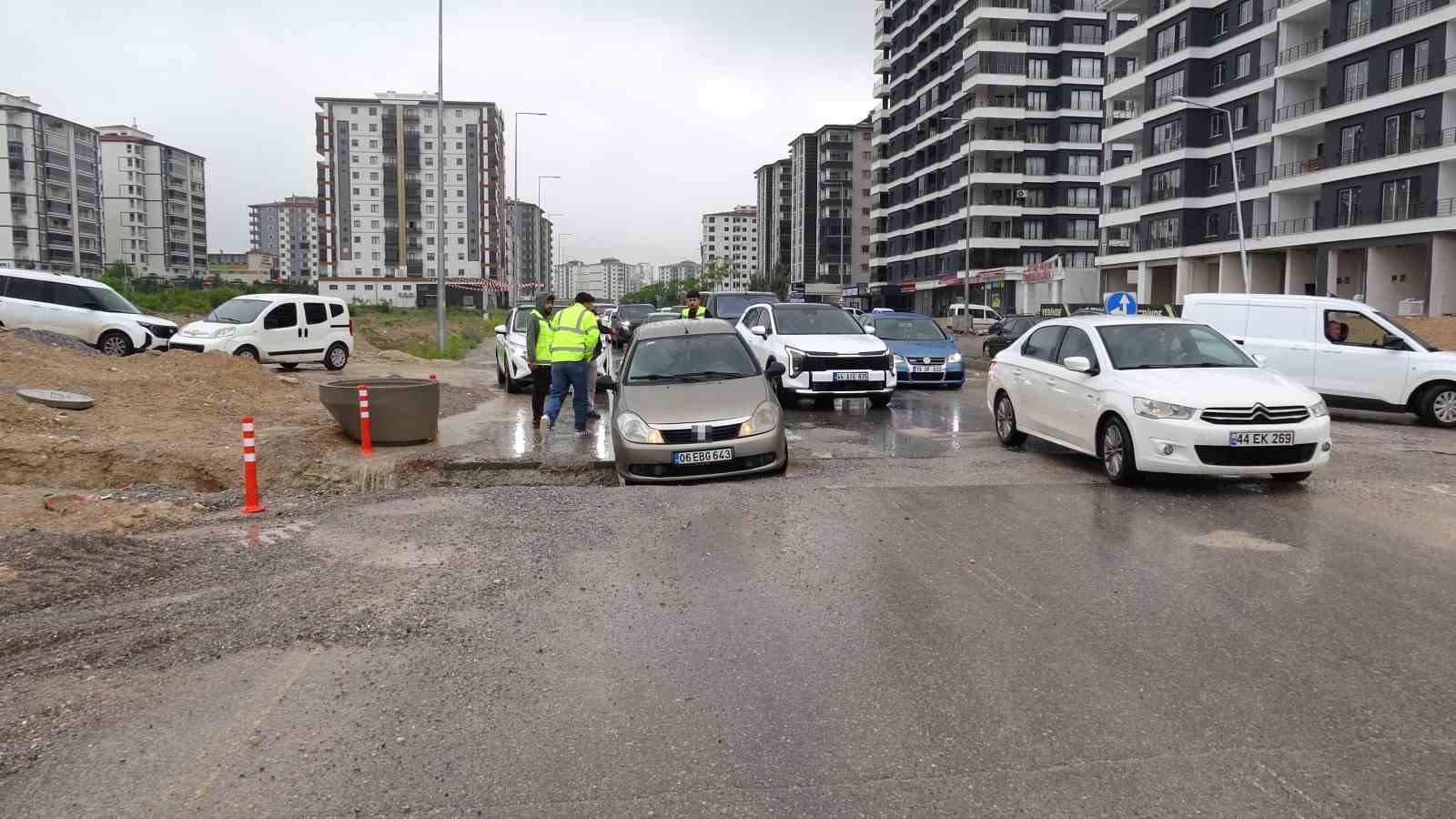 Malatya’da yol kenarındaki çukur kazalara neden oldu