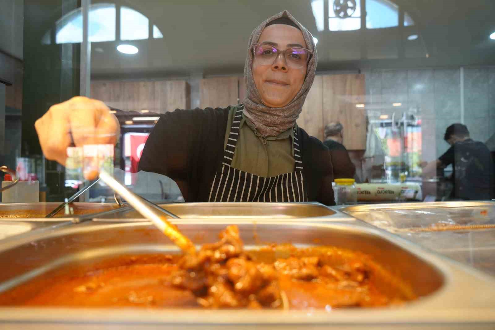 Evde başladığı yemek serüvenini işletmeye dönüştürdü