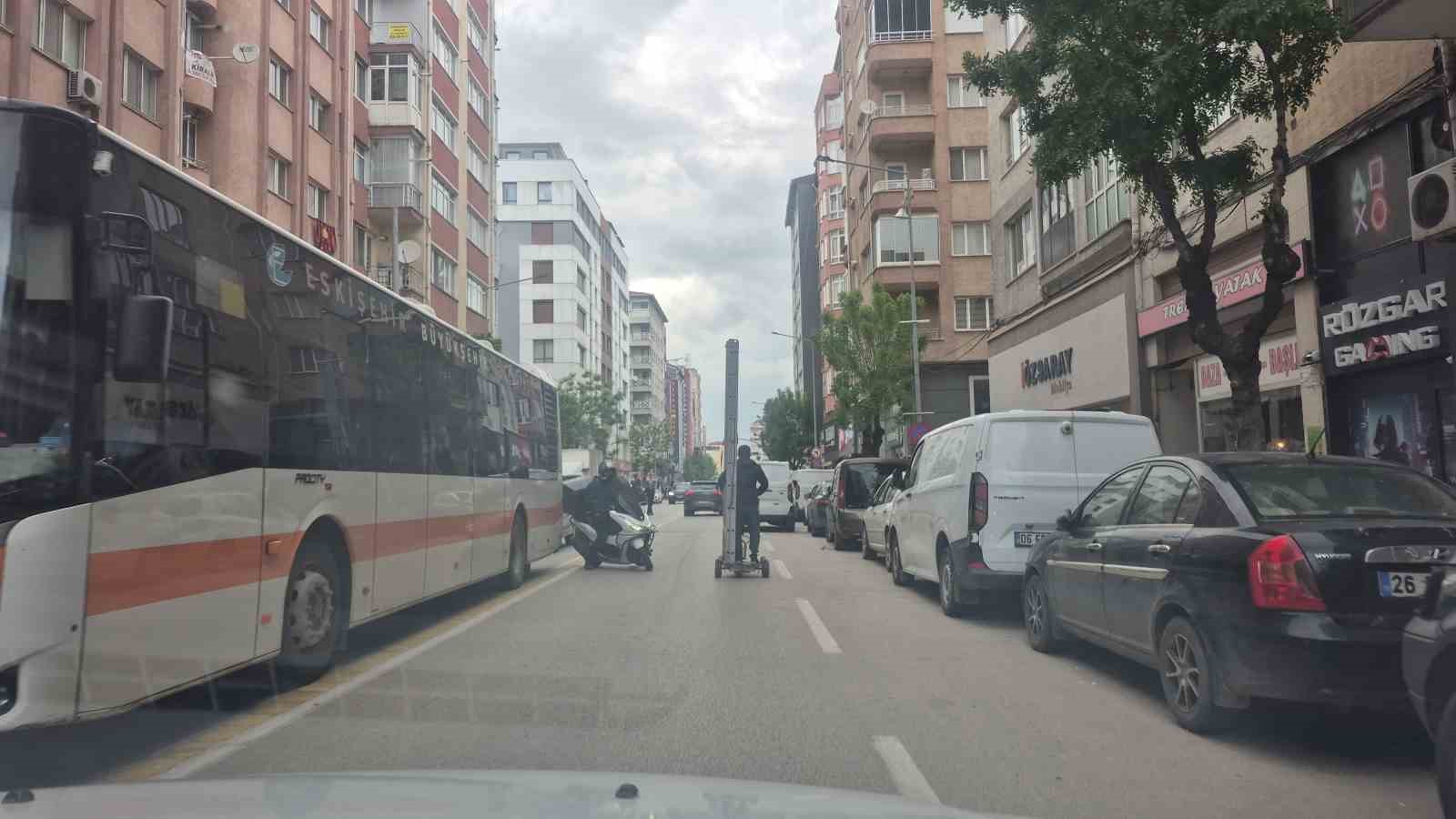 Kendinden uzun merdiveni elektrikli scooter ile taşıdı
