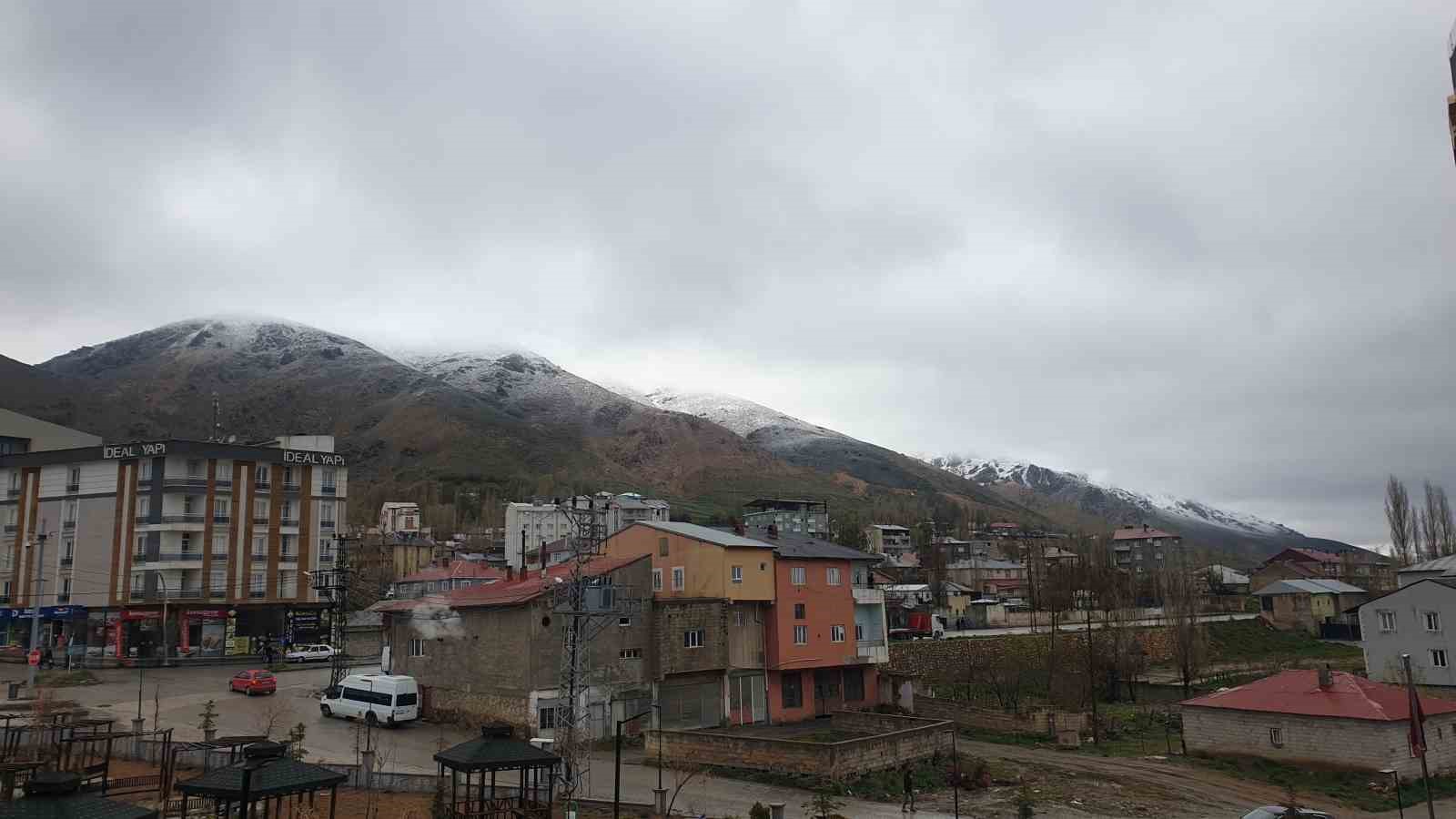 Başkale’de mayıs ayında yüksek kesimler beyaza büründü