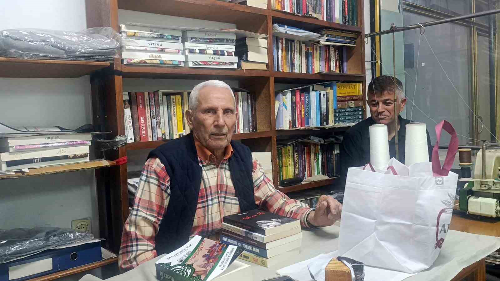 70 yıllık terzi iş yerini kütüphaneye çevirdi