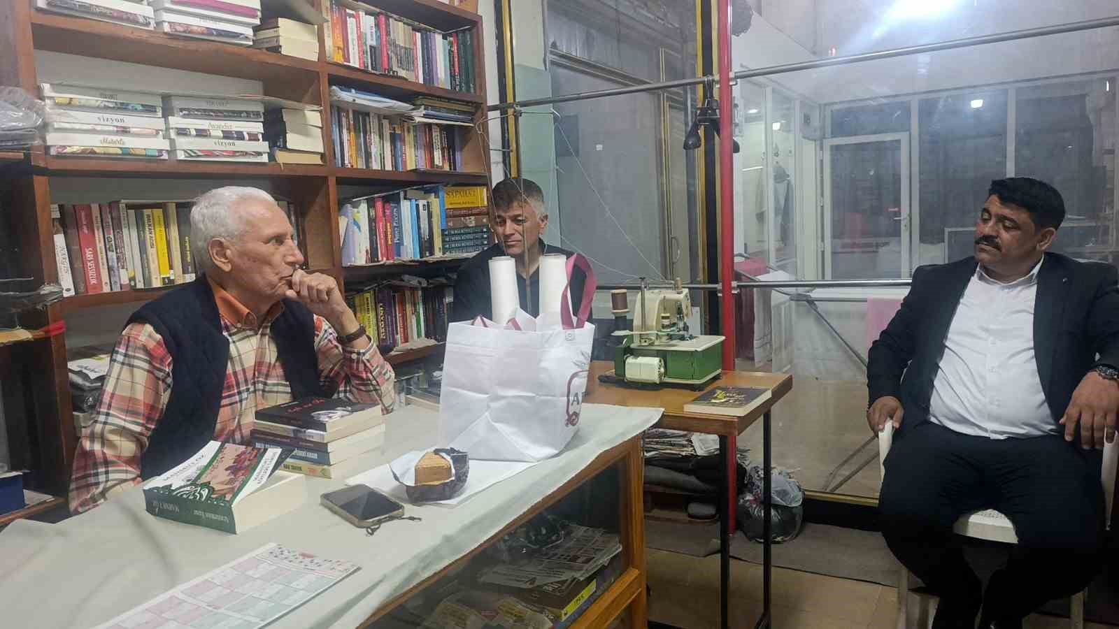 70 yıllık terzi iş yerini kütüphaneye çevirdi